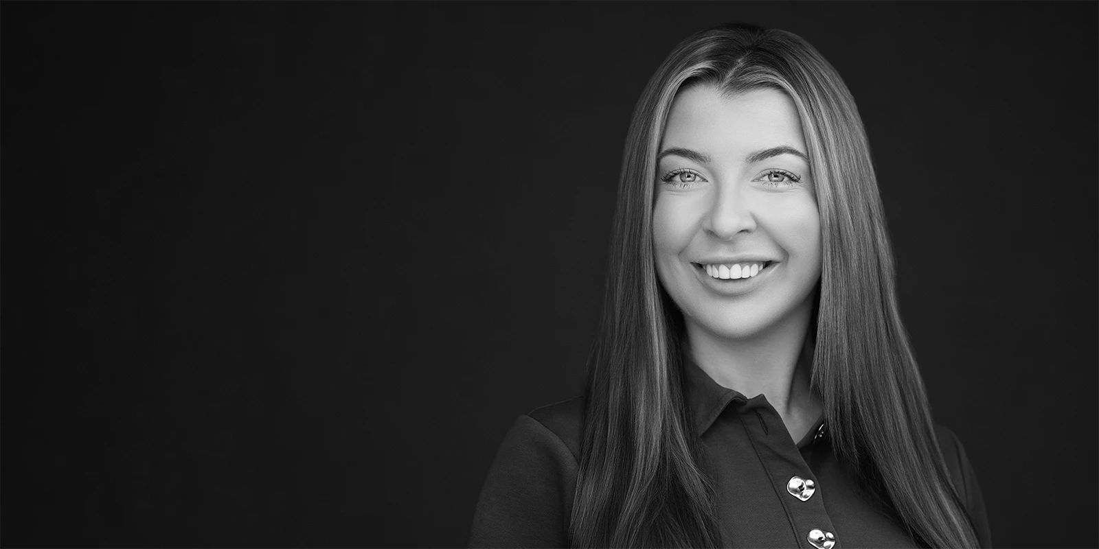 How to Look Natural in a Professional Headshot (Without Practising in the Mirror)